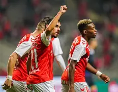 转会期葡超焦点战，芝加哥公牛豪取连胜，球迷炸锅，更衣室氛围转暖